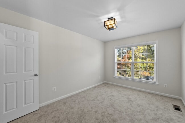 Building Photo - Embrace Elegant Living in Gainesville!