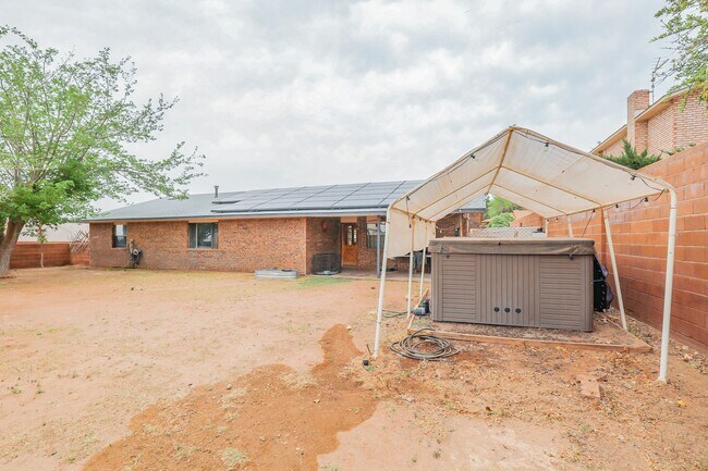 Building Photo - Spacious 3 Bedroom 2 bath with Solar Panels