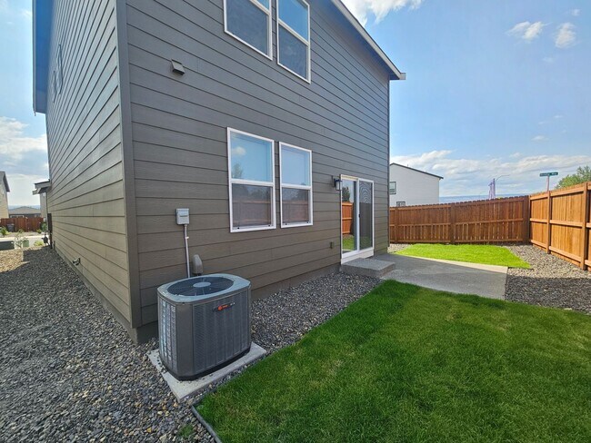 Building Photo - Stunning 4-Bedroom Pet-Friendly Home for L...