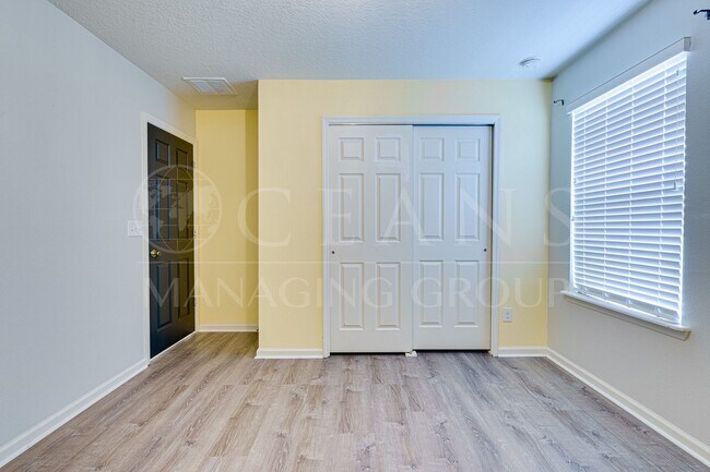 Building Photo - Spacious 4 Bedroom Home with Loft – Prime ...