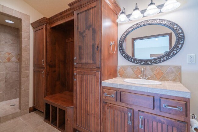 Building Photo - 340 Le Grande Cir