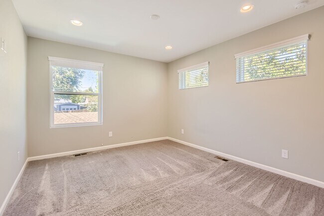 Building Photo - Modern 5 Bedroom Home for Rent!