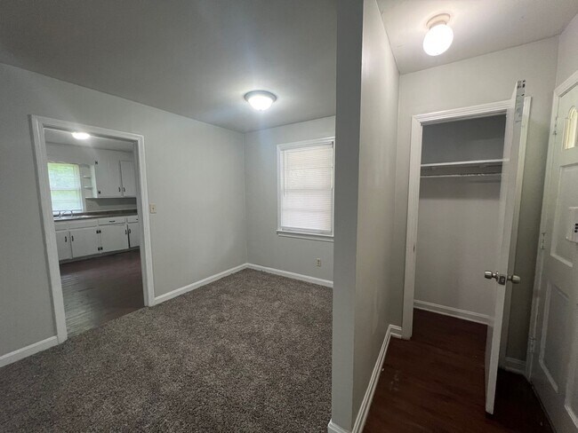 Building Photo - 3 bedroom 1 bathroom single level home