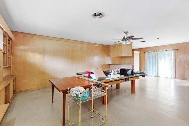 Building Photo - 803 Peach St