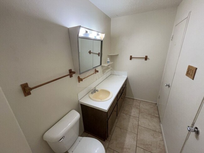 Building Photo - 2210 Silverway Dr