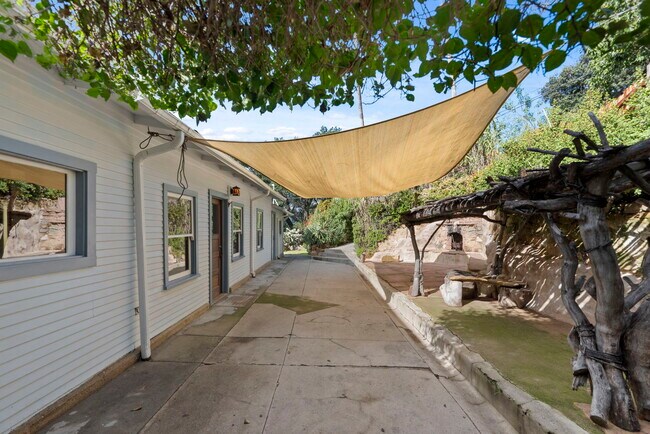 Building Photo - 1409 Avon Park Ter