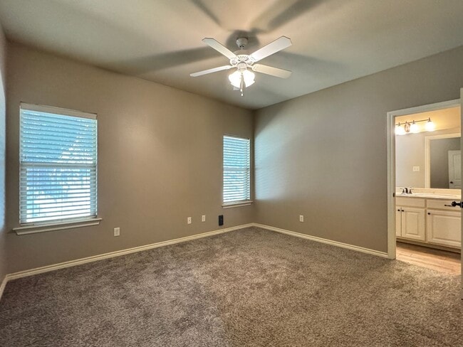 Building Photo - 939 Redbud Ln