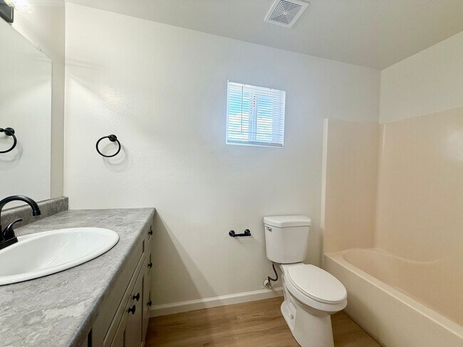 Building Photo - 566 Lincoln Ave