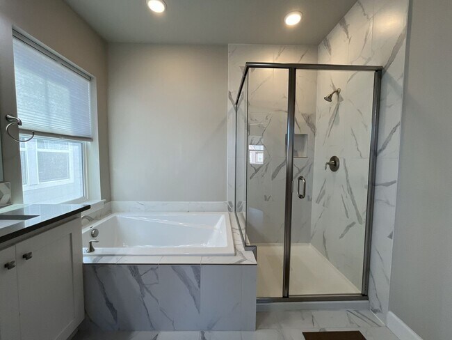 Building Photo - 3-Bedroom Home in Reed’s Crossing with Luxurious Primary Suite & Open Floor Plan, Fireplace, Wash...