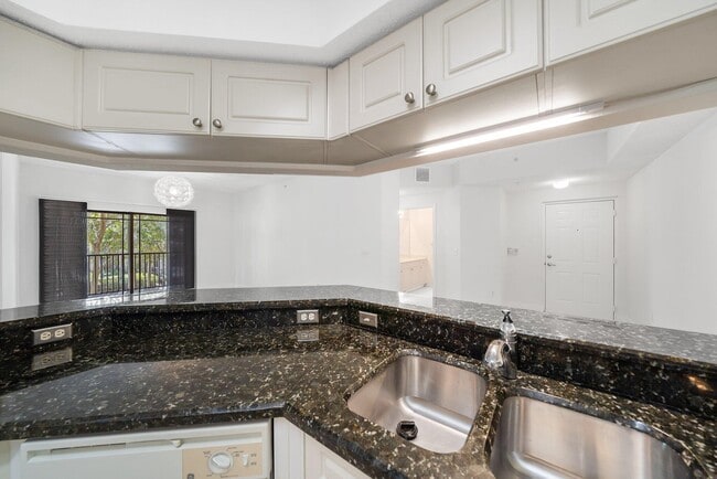 Building Photo - 3020 Alcazar Pl