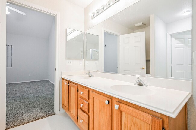 Building Photo - Gated Community townhome, with private garage