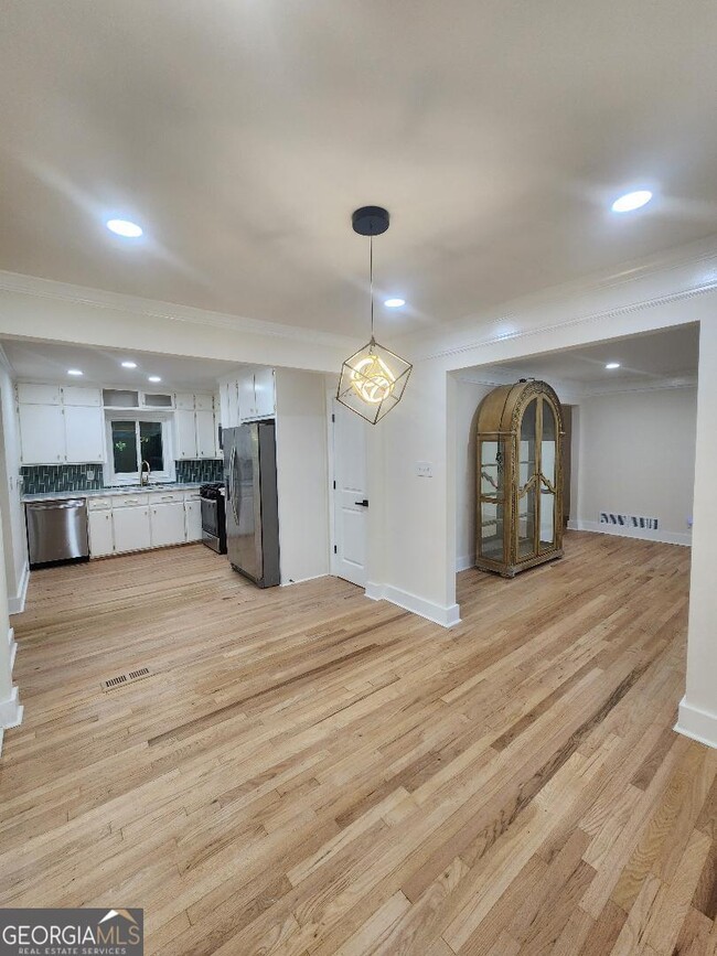 Building Photo - 302 Kelso Dr SW