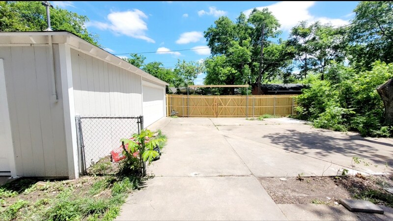 Building Photo - 10622 Sylvia Dr