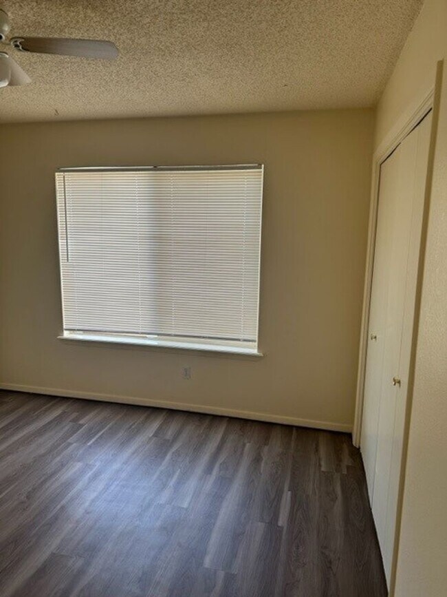 Building Photo - 2 Bed, 2 Bath Townhome