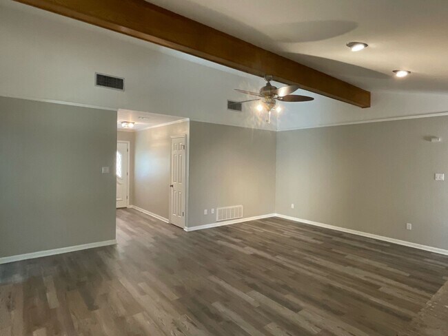 Building Photo - Fantastic 3 Bedroom