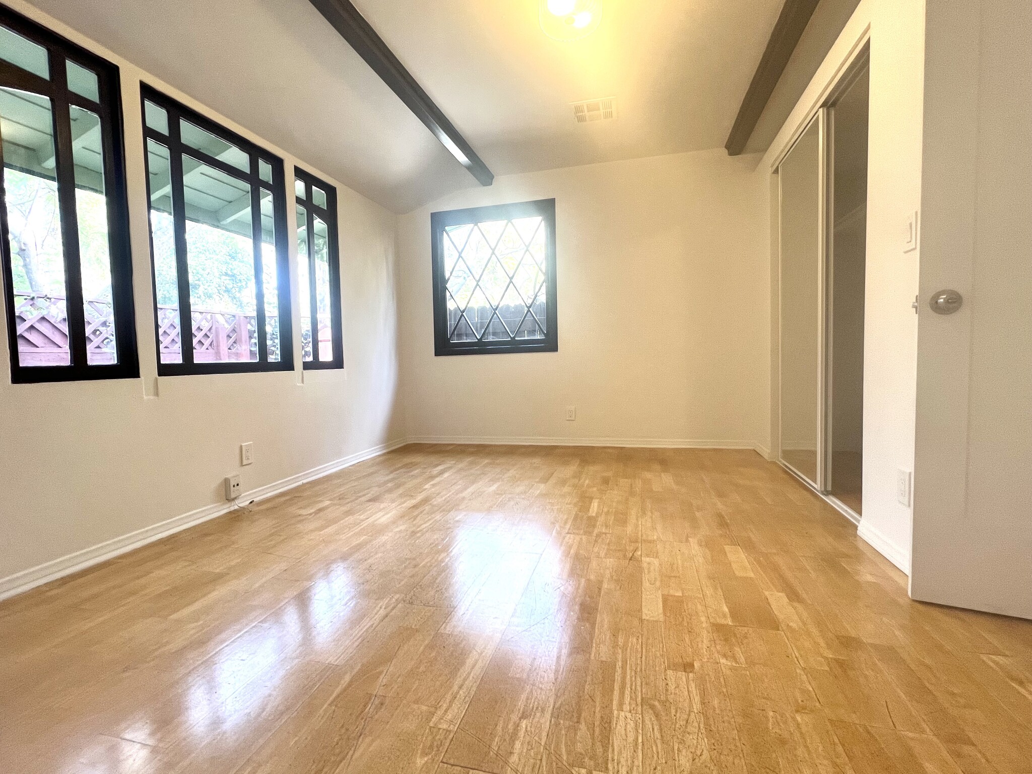 this bedroom has 1/2 bath - 2006 Holly Dr