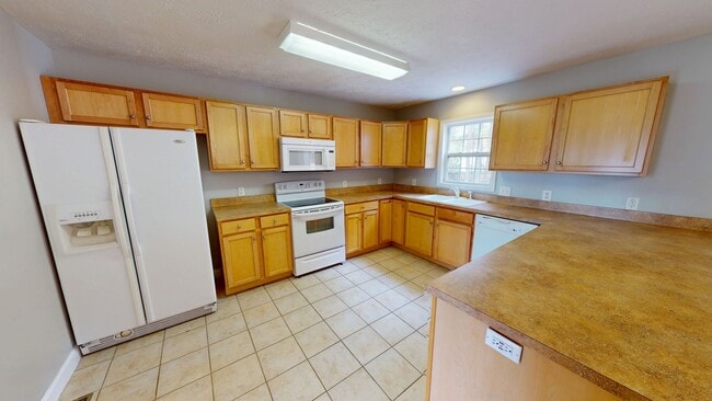 Building Photo - Open Floor Plan with Fenced Back Yard in L...