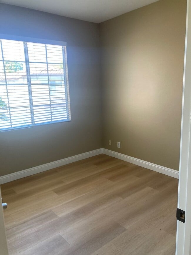 Building Photo - 3 bedroom 2.5 bath home Las Flores