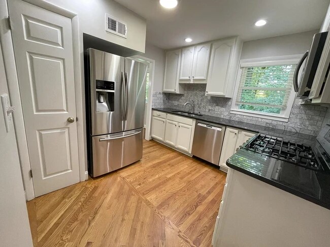 Building Photo - 2706 Eaton Pl