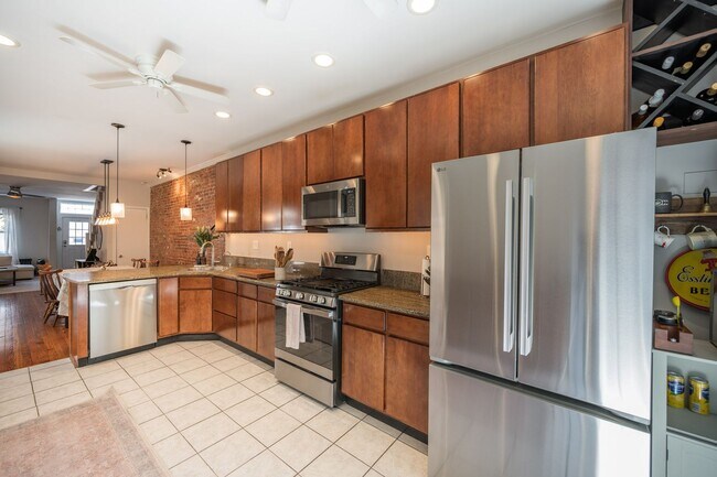 Building Photo - Two Bed Graduate Hospital Townhome