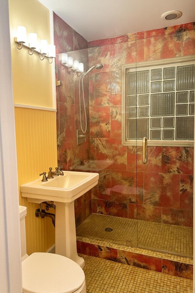 Building Photo - 810 Bamboo Ln