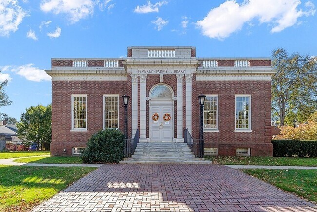 Building Photo - 733 Hale St