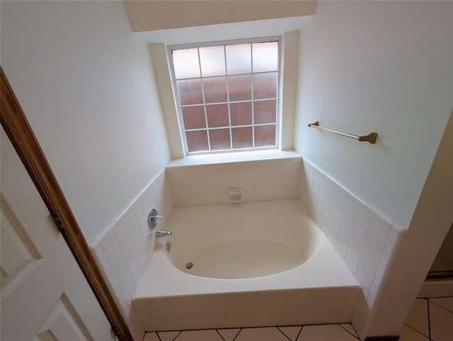 Building Photo - 2817 Brompton Dr