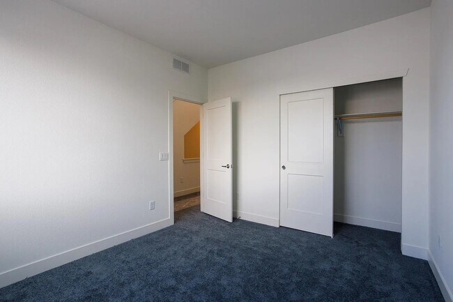 Building Photo - 888 S Valentia St