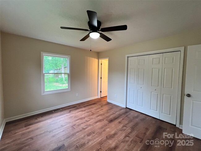 Building Photo - 140 Brookhollow Dr