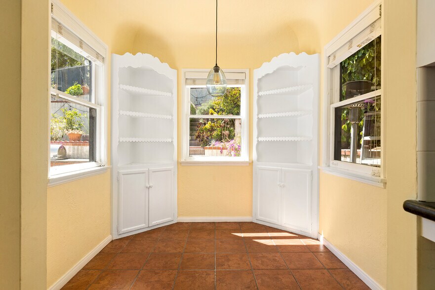 Building Photo - 4841 Avoca St