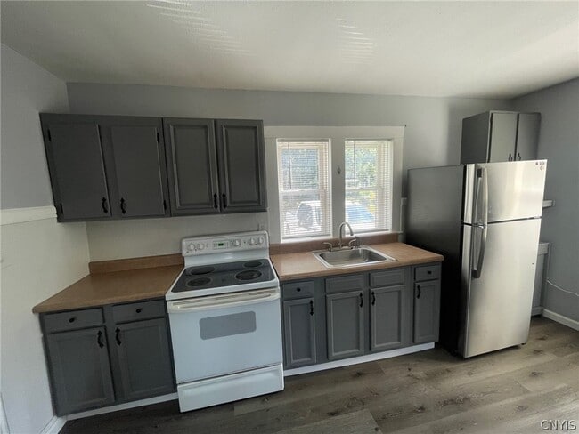 Building Photo - 44 Bridge St