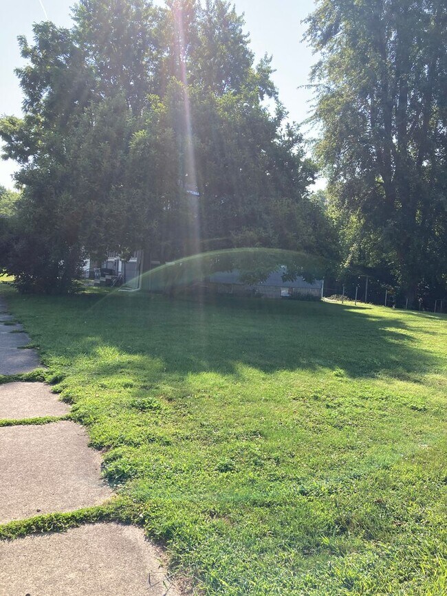 Building Photo - 3 bedroom with a bonus room! Nice enclosed sun porch!