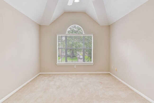 Building Photo - Beautiful 4 bedroom 2.5 bathroom with mass...