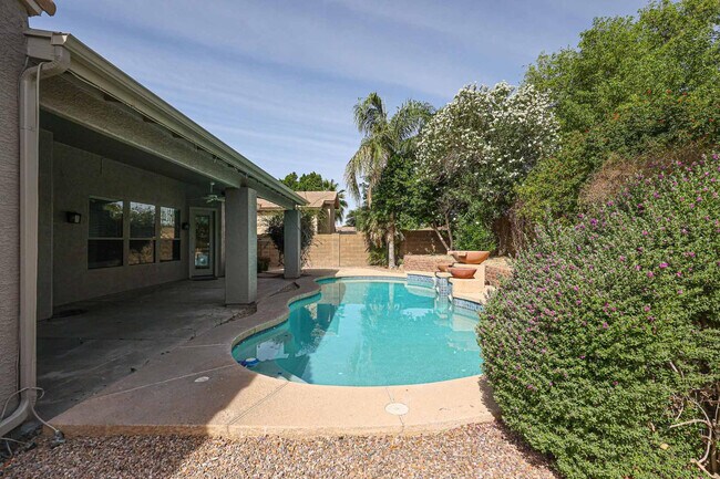 Building Photo - 4536 W Villa Linda Dr