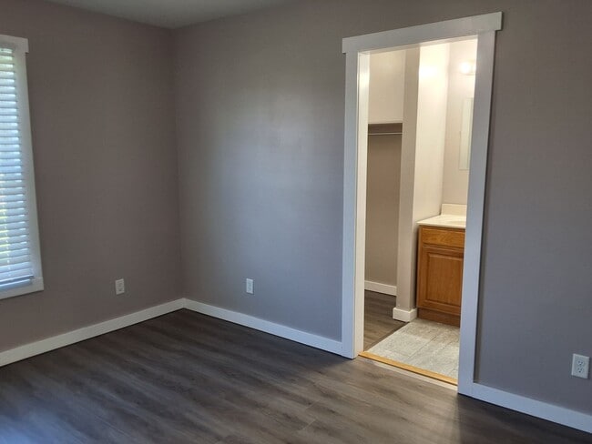 Building Photo - Charming 2- bedroom, 1.5 Bathroom Duplex