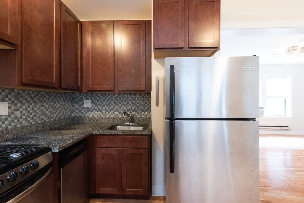 Building Photo - 3731 N Pine Grove Ave