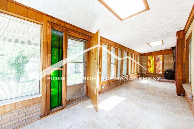 Building Photo - Spacious Home on Quiet Street with 2 Car Garage and Central A/C