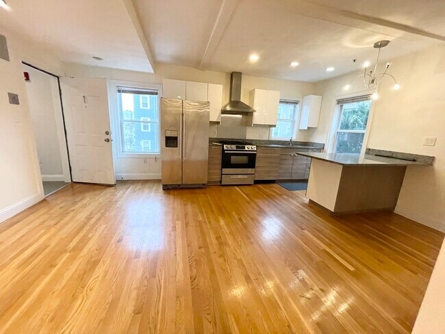 Building Photo - 128 Hillside St