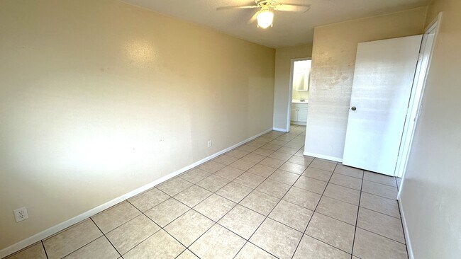 Building Photo - WALK TO CAMPUS 1/1 Condo w/ Stainless Steel Appliances, Walk In Closet, Comm Pool! $1095/month! A...