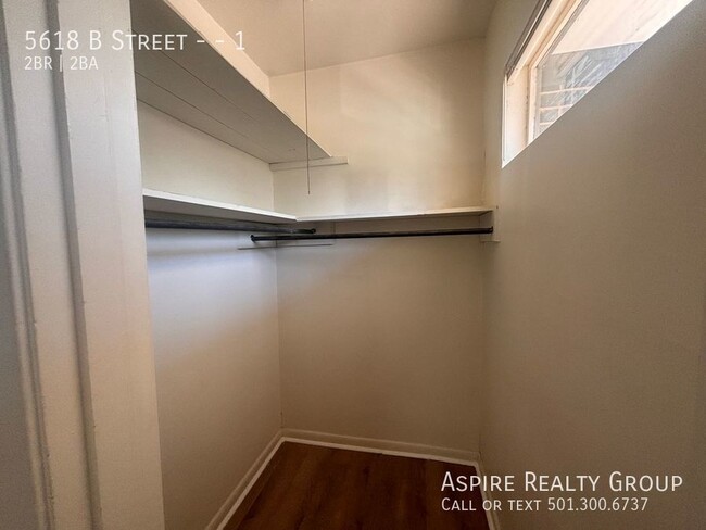 Building Photo - Hillcrest 2 bedroom/2 bathroom apartment