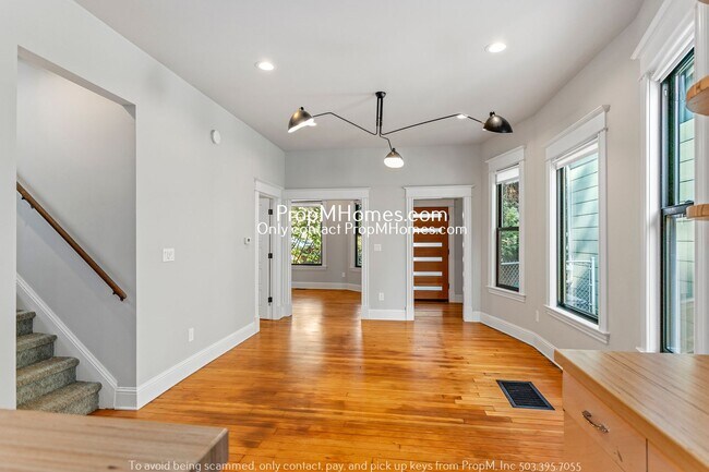 Building Photo - Charming Three Bedroom Home In N Portland!