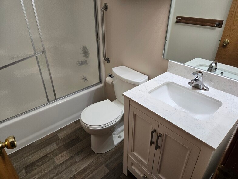 Building Photo - 935 Center Ave