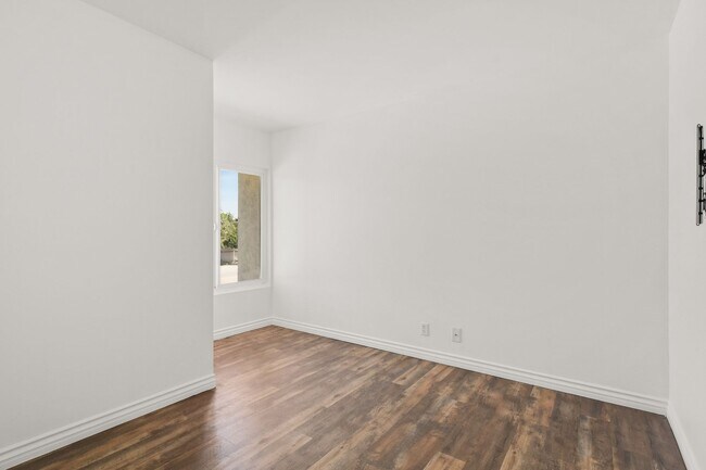 Building Photo - Modern 3BR Townhome | Garage + Driveway Parking | Yard | Pool | Pet Friendly | Move-In Ready