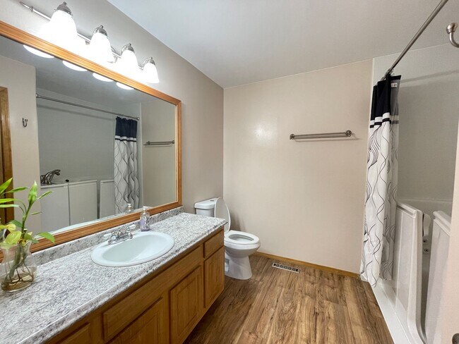 Building Photo - 3253 S Palisades Dr