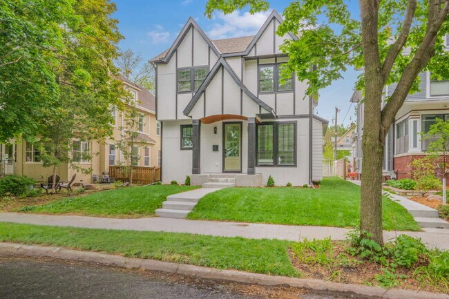 Building Photo - Stunning New Construction in the Heart of Uptown