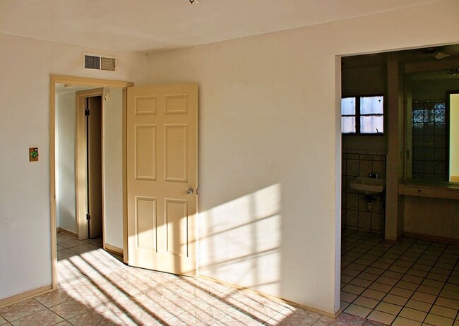 Building Photo - Spacious home Move-In Ready