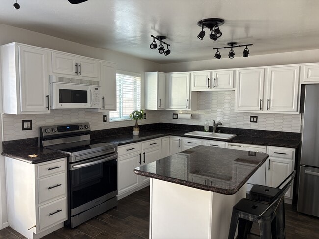 Primary Photo - 934 N Desert Ave