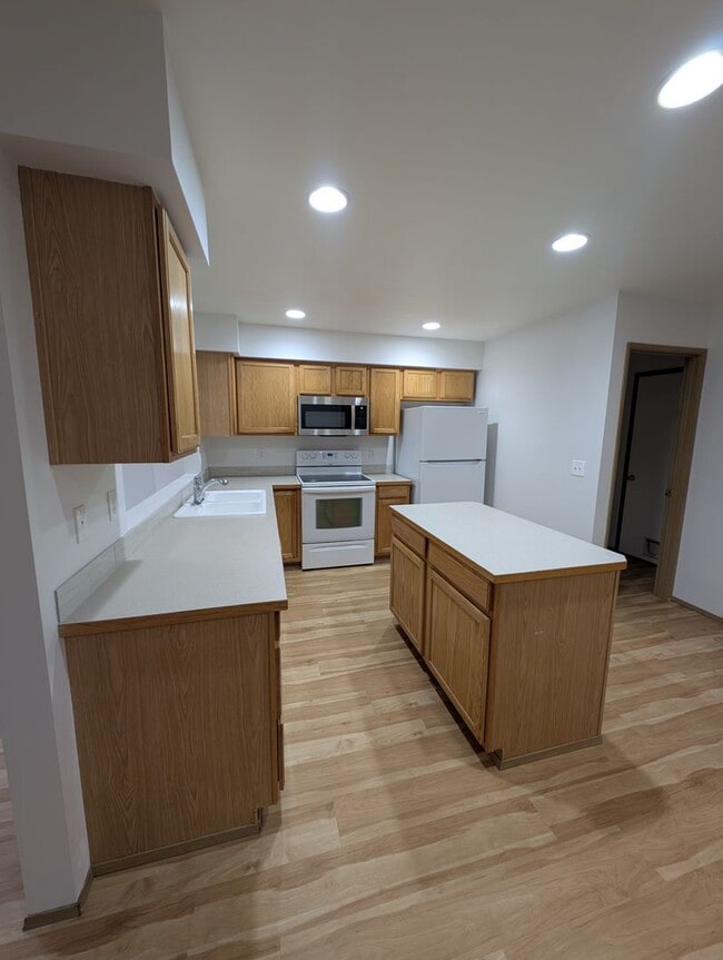 Building Photo - Large Duplex on Quiet Dead-End Street with 2-Car Garage, Washer & Dryer Provided