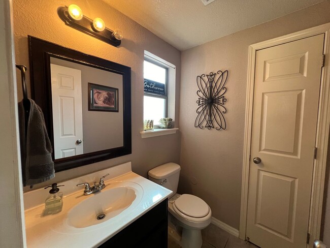 Building Photo - Charming 3-Bed, 2.5-Bath Home with Cozy Fi...