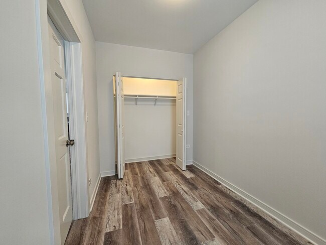 Building Photo - 2216 W 21st Pl